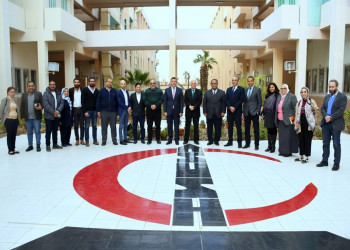 رئيس جامعة عين شمس ونائب الرئيس للتعليم والطلاب يستمعان إلى نتائج زيارة وفد هيئة (APHP ) الفرنسية لمستشفى عين شمس التخصصي