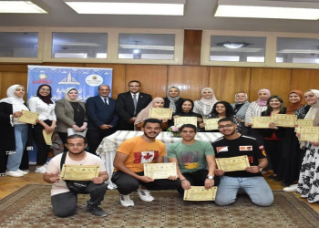 The Vice President for Community Service and Environmental Development honors the students participating in the training course on "Preparing Economic Feasibility Studies" within the framework of the Productive Student Initiative